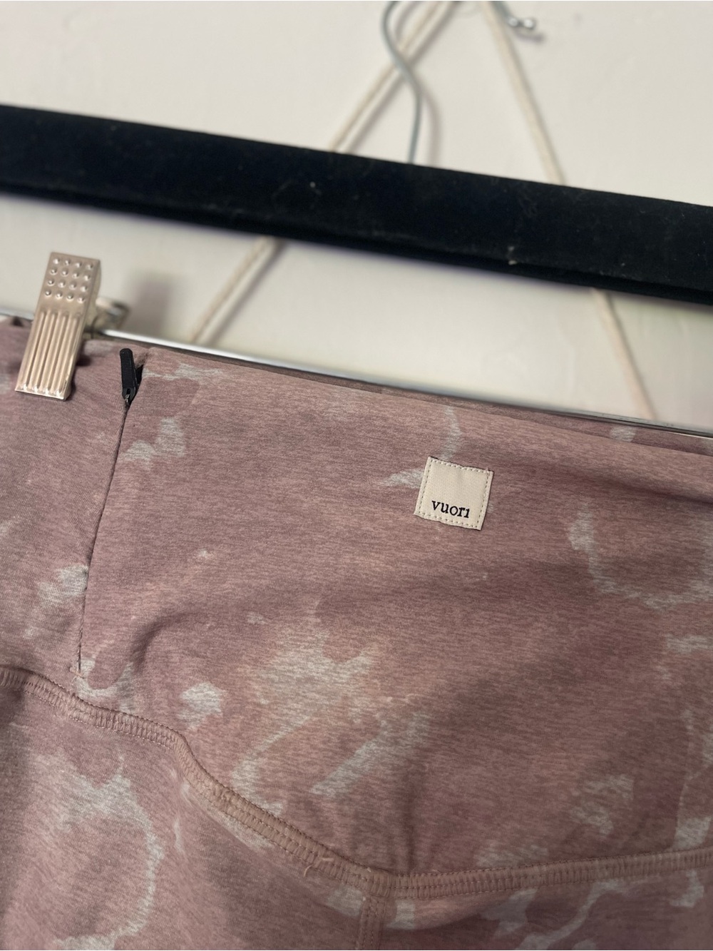 Vuori Clean Elevation Leggings in Dusty Rose & Heather Gray - Picture 4 of 5
